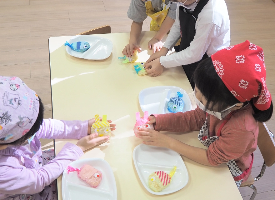 デコラップでおにぎりを握っている様子