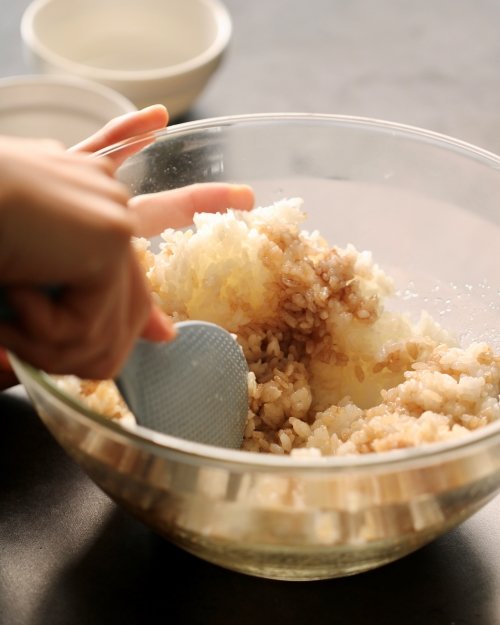 酢飯を混ぜる。