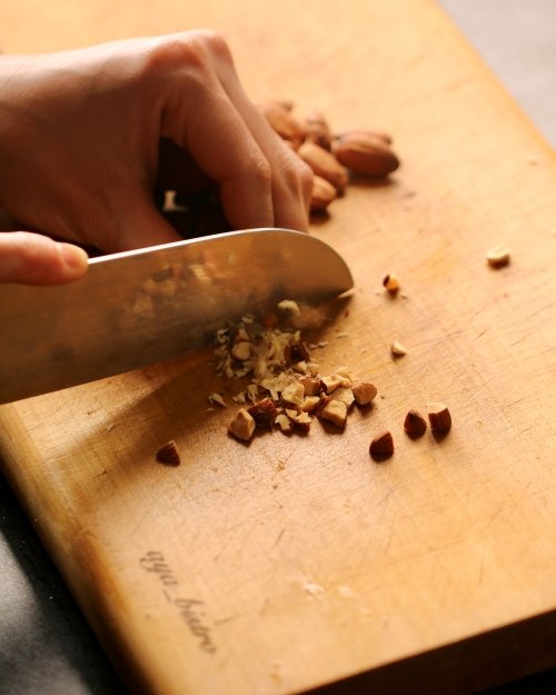 アーモンドをまな板状で刻む
