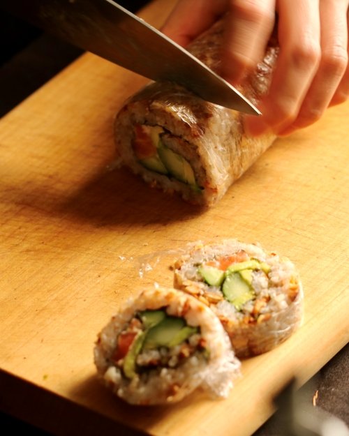 ラップされたロールを包丁でカット