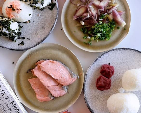 テーブルに並べた食べ物