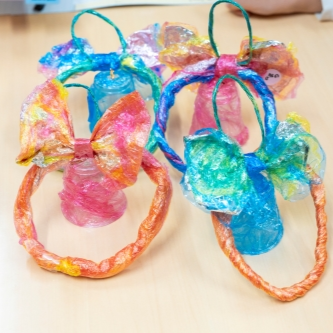 保育園でデコラップ『クリスマスリースづくり』