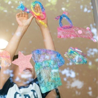 保育園でデコラップ『光と色の窓アート』